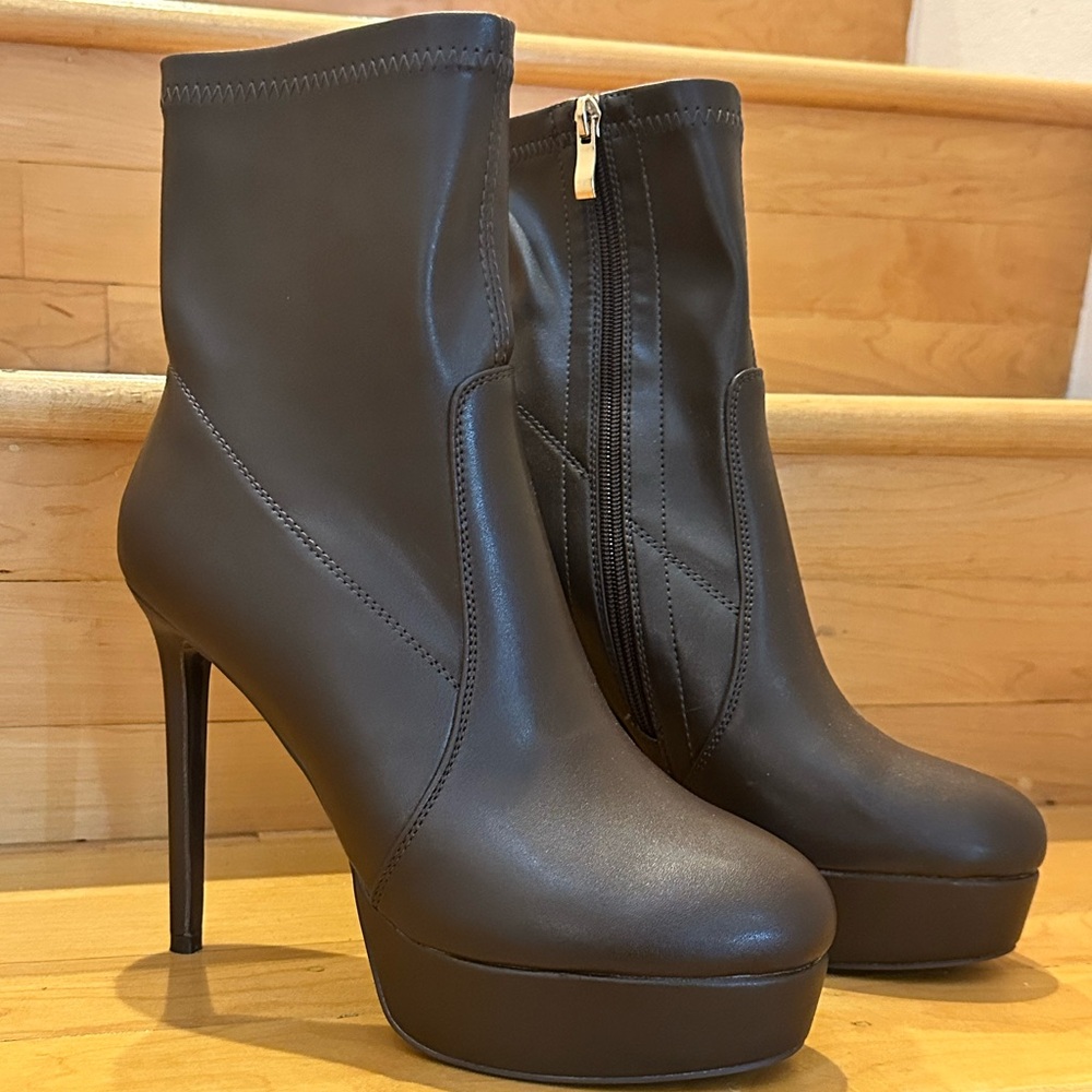 Women’s 5” Stiletto Heel Brown London Rag Zip Platform Bootie. Size 7. With Zip.